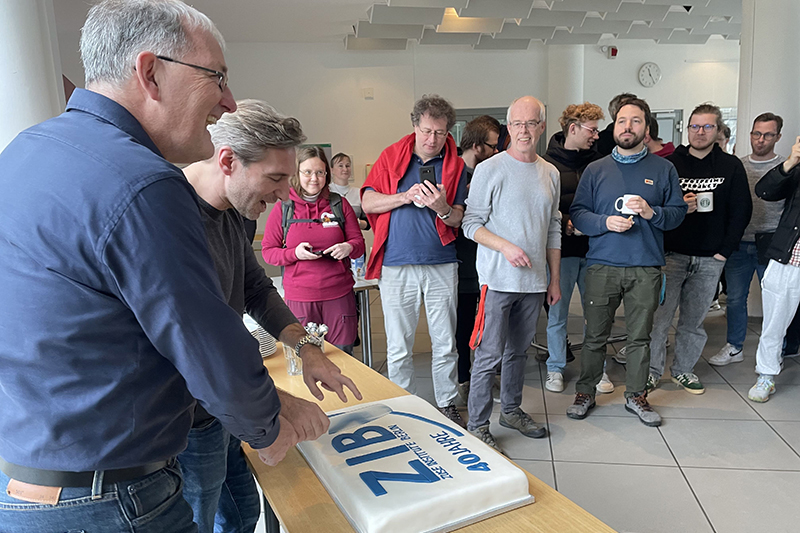 Christof Schütte and Sebastian Pokutta cutting the celebratory cake